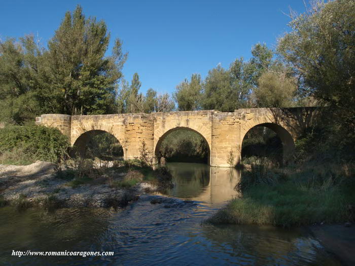 BELLO PUENTE MEDIEVAL EN EL ACCESO A MONLORA